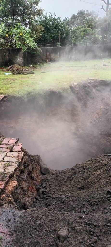 मूसलाधार से झरिया नागेश्वर मंदिर प्रांगण में बना 100 फीट का गोफ, अफरातफरी का माहौल..