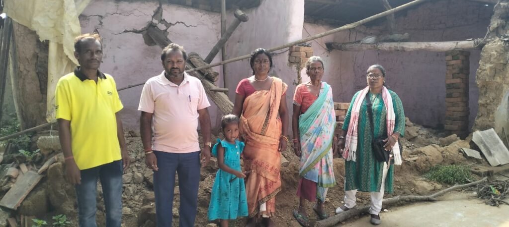 अतिवृष्टि से बड़ाम के कई घर ध्वस्त,प्रशासन आज तक नहीं पहुंचा सुधि लेने ..आरती कुजू