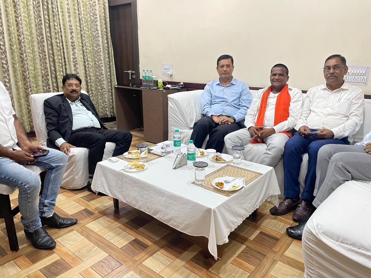 MP ढुल्लू महतो के साथ व्यापारियों का एक प्रतिनिधिमंडल BCCL सीएमडी से मिला.. जेम पोर्टल और बोनस पर हुई चर्चा..