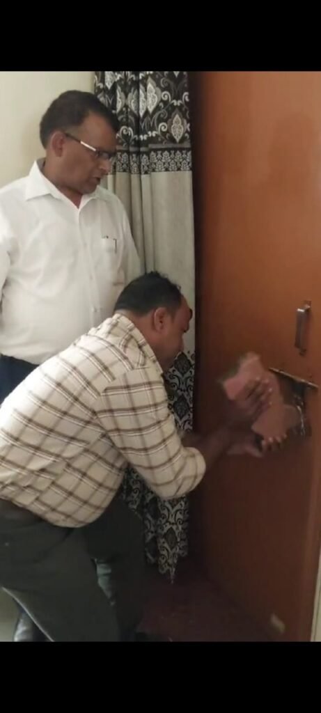 रांची नामकुम सीओ के चैम्बर का ताला तोड़ा गया..