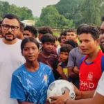 बच्चो के बीच SDPO रजत मनिक बाखला और जिला परिषद सदस्य गुलाम कुरैशी ने बाटे पठान पाठन किट और खेल सामग्री।