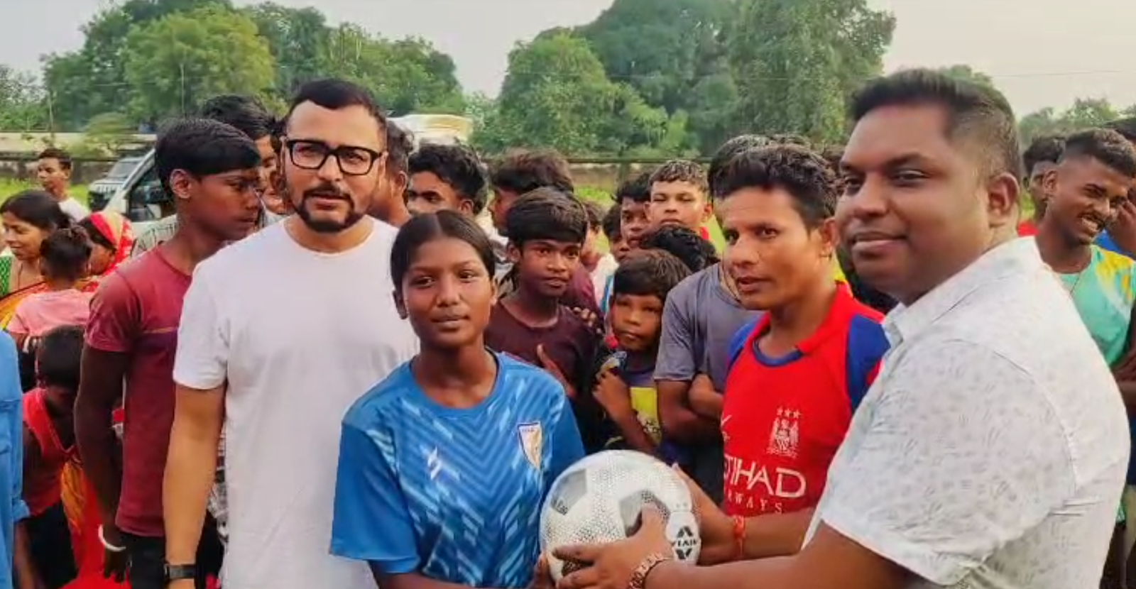 बच्चो के बीच SDPO रजत मनिक बाखला और जिला परिषद सदस्य गुलाम कुरैशी ने बाटे पठान पाठन किट और खेल सामग्री।