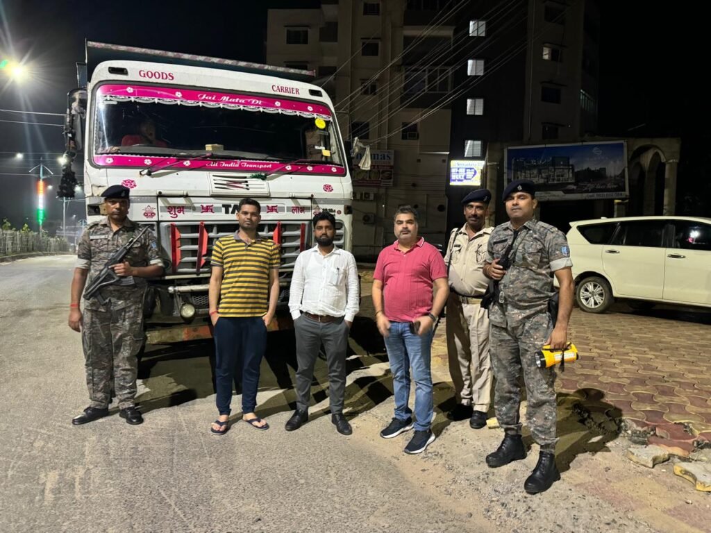 RAID:500 घनफिट अवैध बालू के साथ हाईवा जब्त.. ड्राइवर और खलासी लिए गए हिरासत में..SDM और माइनिंग विभाग ने देर रात चलाया छापेमारी अभियान..