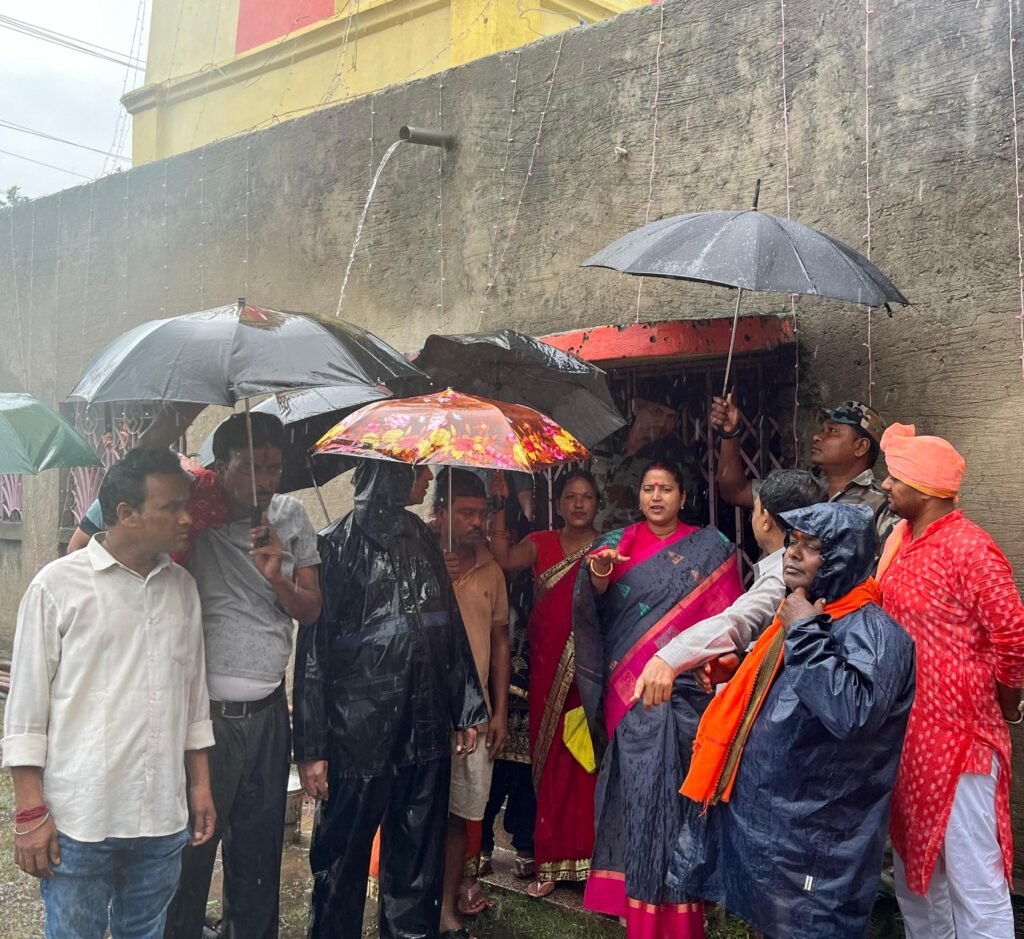 नागेश्वर मंदिर पहुंची रागिनी सिंह ,कहा अधिकारियों की है लापरवाही,BCCL जल्द से जल्द गोफ भराई कर तार से घेरा बंदी करें..