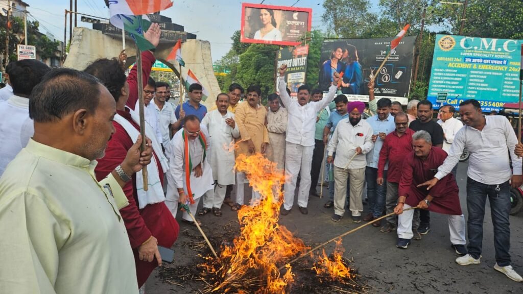 केंद्रीय मंत्री रवनित सिंह बिट्टू और शिव सेना MLA संजय गायकवाड के अमर्यादित बयान पर कांग्रेसियों ने मोदी सरकार का पुतला दहन किया,कहा -भाजपा अपने नैतिक मूल्यो से भटक गई…