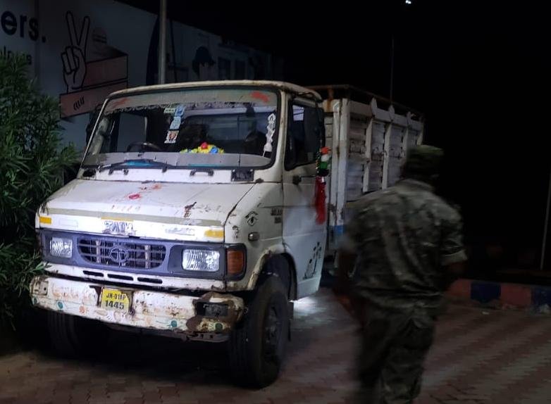 बिना चालान बालू का परिवहन करते 2 हाइवा व एक टाटा 407 जब्त…एफआईआर दर्ज करने की प्रक्रिया जारी…