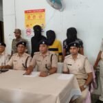 धनबाद पुलिस को मिली सफलता.. दुकानों में शटर तोड़ चोरी करने वाले और टोटो उड़ाने वाले गिरोह के 05 सदस्यों को किया गिरफ्तार.. डीएसपी विधि व्यवस्था ने की PC…