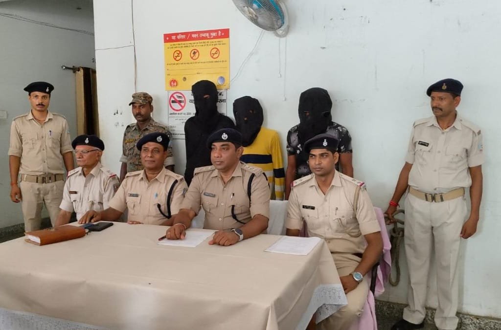 धनबाद पुलिस को मिली सफलता.. दुकानों में शटर तोड़ चोरी करने वाले और टोटो उड़ाने वाले गिरोह के 05 सदस्यों को किया गिरफ्तार.. डीएसपी विधि व्यवस्था ने की PC…