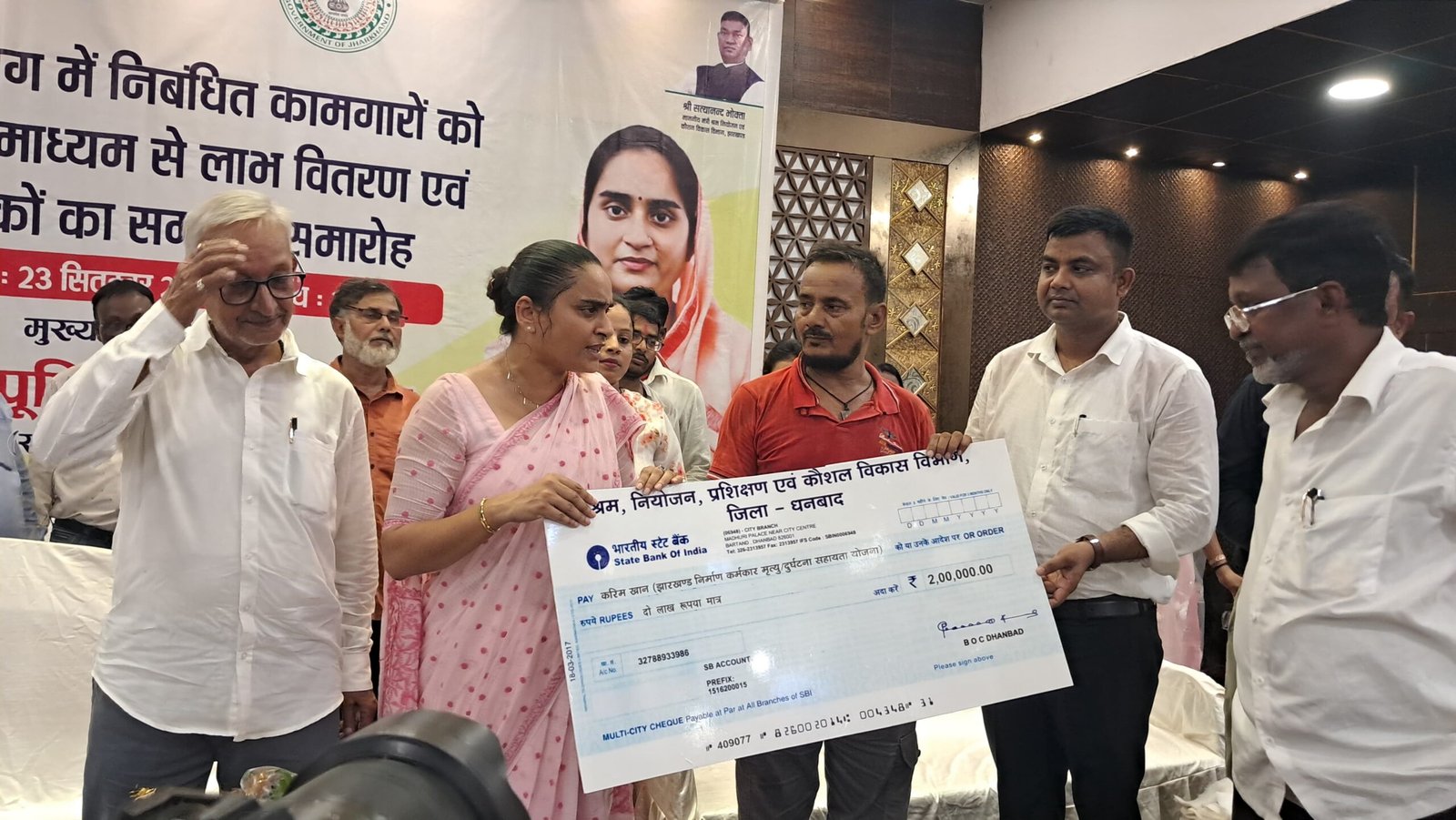 श्रमिक सम्मान समारोह में झरिया विधायक श्रीमती पूर्णिमा नीरज सिंह ने लाभुको के बीच एक करोड़ पचास लाख रुपए की परिसंपत्तियों का वितरण किया।