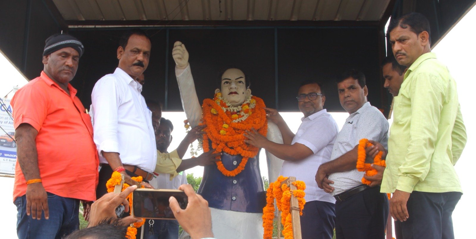 स्व० बिनोद बिहारी महतो की जयंती,हरेन्द्र सिंह ने उनके प्रतिमा पर माल्यार्पण कर श्रद्धांजलि अर्पित किया…