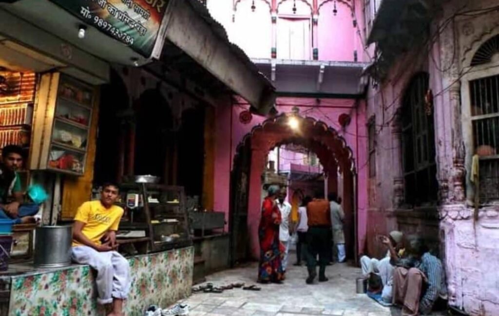 तिरुपति बालाजी मंदिर विवाद के बाद, अब वृंदावन में पड़ा छापा, दुकान छोड़कर भागे दुकानदार