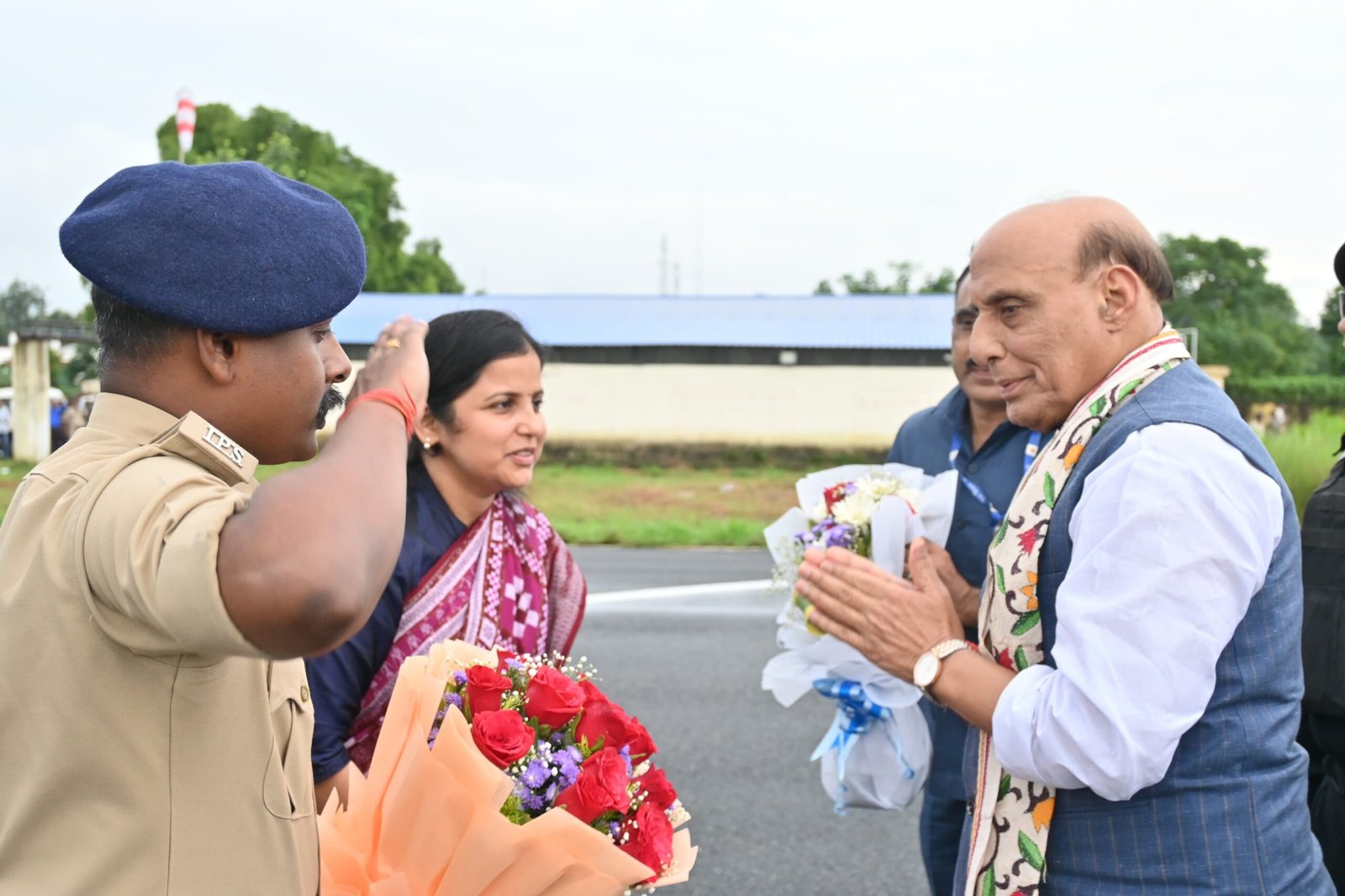 केंद्रीय रक्षा मंत्री राजनाथ सिंह DC-SSP ने किया का स्वागत…हवाई अड्डे से रणधीर वर्मा स्टेडियम तक थी चाक चौबंद सुरक्षा व्यवस्था,NSG कमांडो के अलावा भारी संख्या में था पुलिस बल…