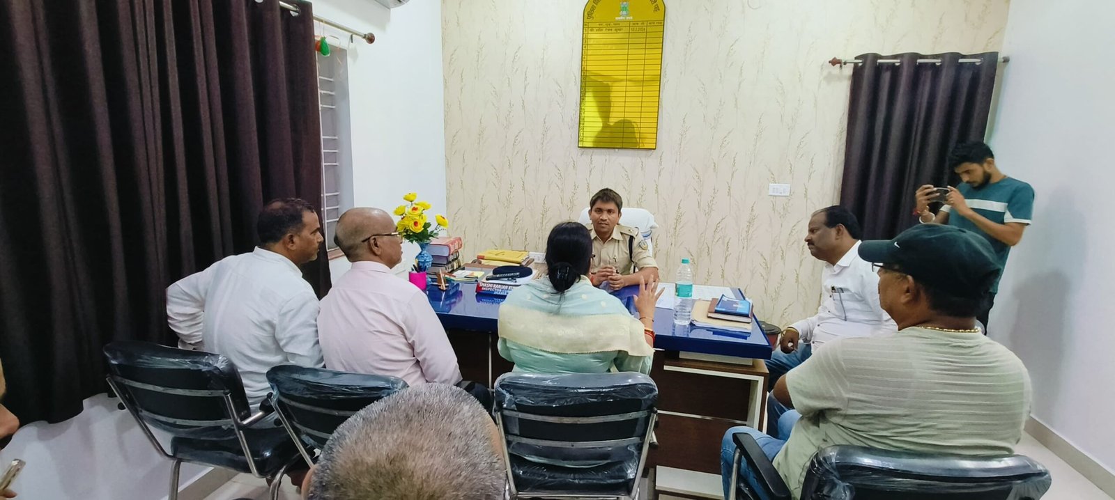 झरिया पुलिस ने बीमारी से ग्रस्त मां के लिए ब्लड देने जाते हुए युवक का काटा 3000 रू. का चलान, फ़रियादी के समर्थन में थाना पहुंची रागिनी..