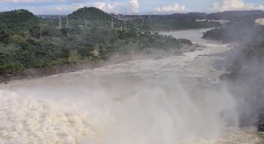 इमरजेंसी सायरन बजाकर मैथन डैम का छ: गेटो से एक लाख क्यूसेक पानी छोड़ा गया।