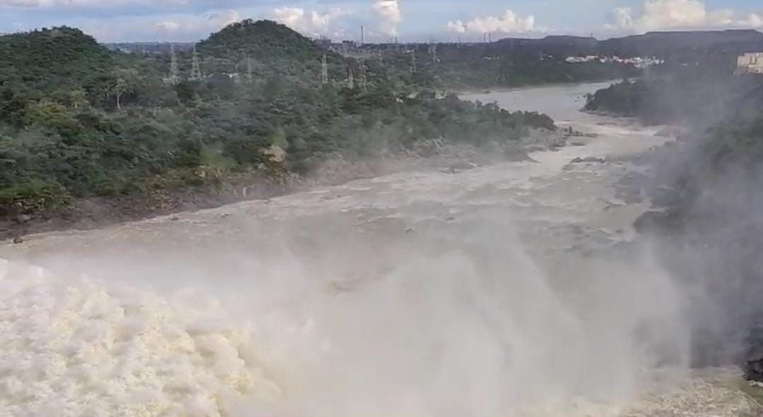 इमरजेंसी सायरन बजाकर मैथन डैम का छ: गेटो से एक लाख क्यूसेक पानी छोड़ा गया।