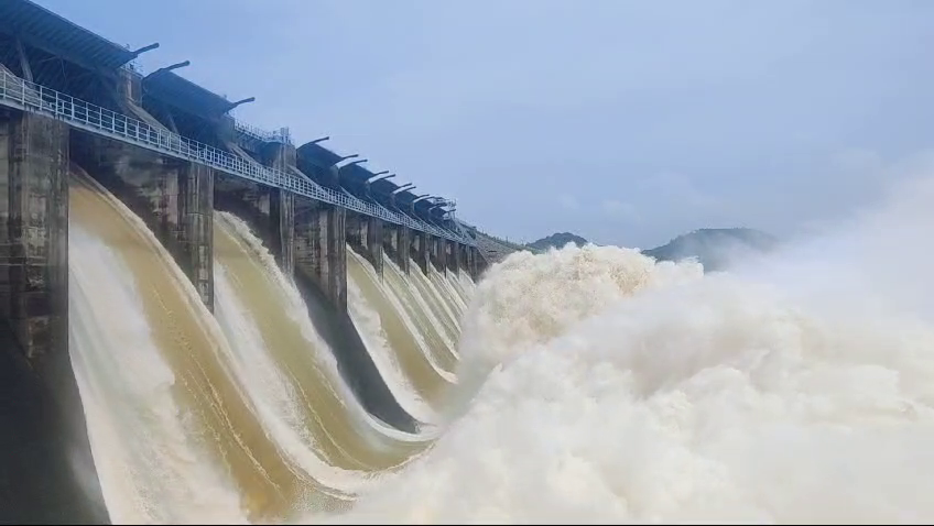 DAM ALERT:झारखंड में भारी बारिश से जनजीवन अस्त-व्यस्त..नदियां उफान पर..डैमों के खोले गए फाटक, प.बंगाल को किया गया अलर्ट..