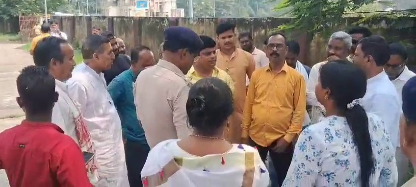 आदिवासी युवती की हत्या, परिजनों ने दुराचार की जताई आशंका,वारदात के दौरान मदद के लिए भाई और पुलिस को किया था कॉल…जांच में जुटी धनबाद पुलिस…