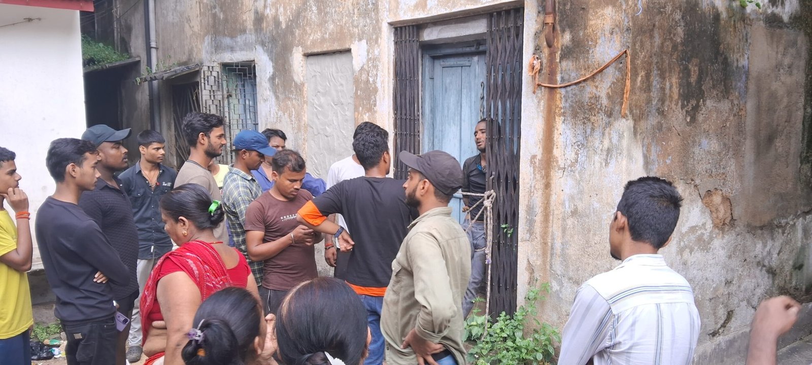 स्थानीय लोगों ने घर में घुसे चोर को धर दबोचा, किया पुलिस के हवाले ..