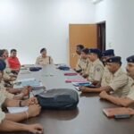 अपराधिक गतिविधियों व दुर्गा पुजा को देखते हुए धनबाद CITY SP ने झरिया थाना में किया समीक्षा बैठक, SDPO भी हुए शामिल..