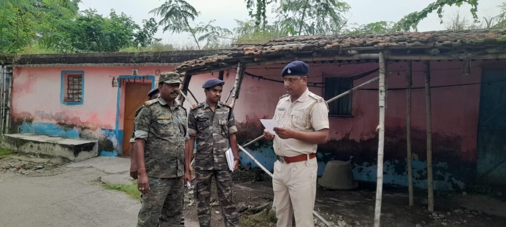 तिसरा पुलिस ने कई वर्षो से फरार चल रहे आरोपी के घर में ढोल-नगाड़ा के साथ इश्तेहार चस्पा किया, सरेंडर नहीं करने पर होगी कुर्की-जब्ती – प्रभारी सुमन कुमार