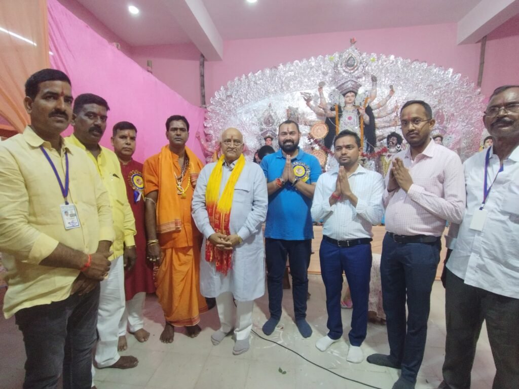 धनबाद के विभिन्न पूजा समितियों द्वारा डॉ नयन प्रकाश सिंह का स्वागत एवम सम्मानित किया गया..