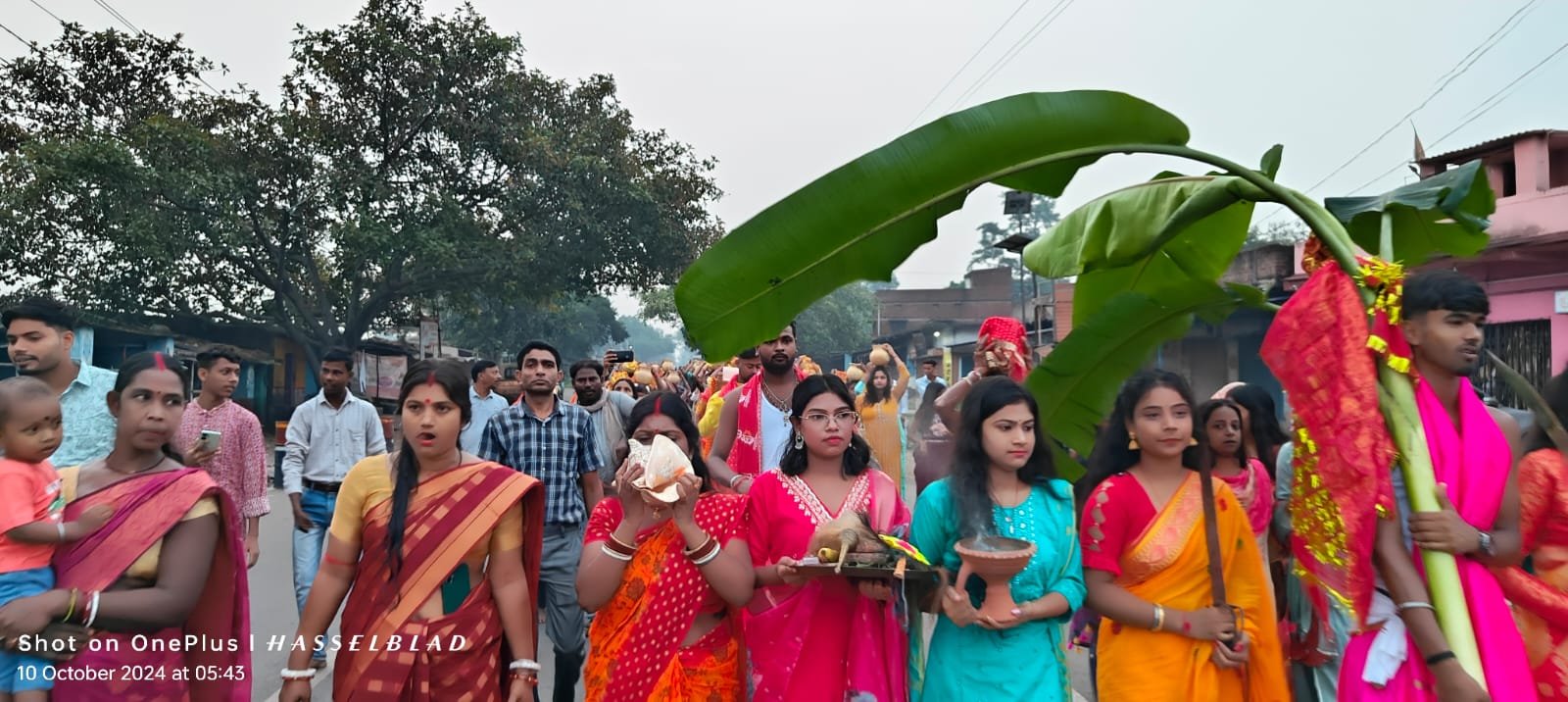 दुर्गा पूजा के लेकर पूजा पंडालों व मंदिरों से भक्तों ने निकाली भव्य कलश यात्रा