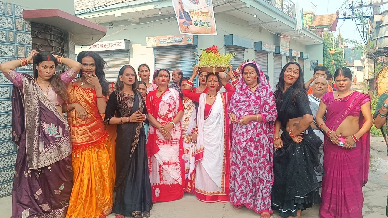 सुनैना किन्नर ने विधि विधान से किया मां दुर्गा का कलश विसर्जन…