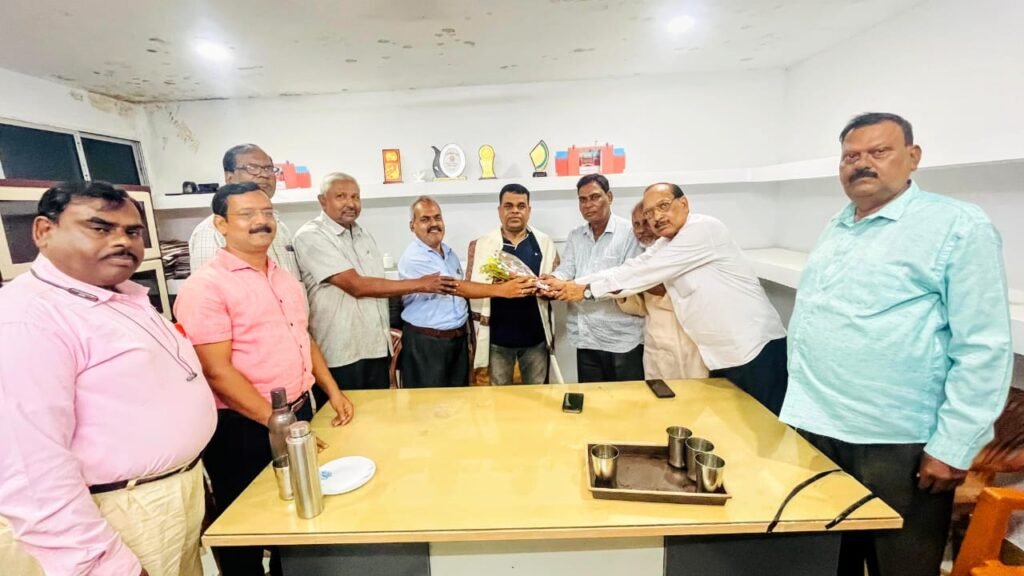 सिन्दरी बुद्धि जीवी जन कल्याण मंच के लोगों ने पूर्व एसडीपीओ को स्वागत पूर्वक दिया विदाई नये एसडी अनुकरणीयओ के स्वागत कर दिया प्रतिवेदन…