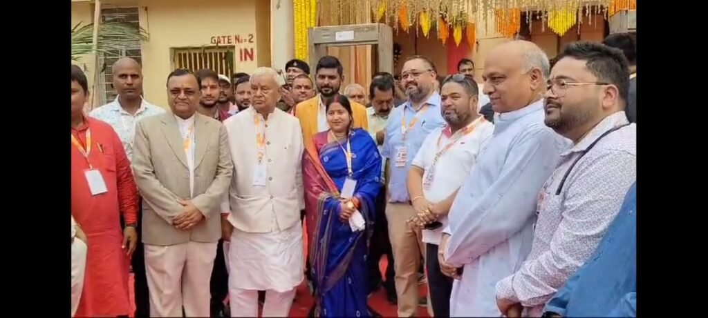 झारखंड राज्यपाल संतोष गंगवार के धनबाद आगमन पर भाजपा नेताओं ने किया स्वागत ..