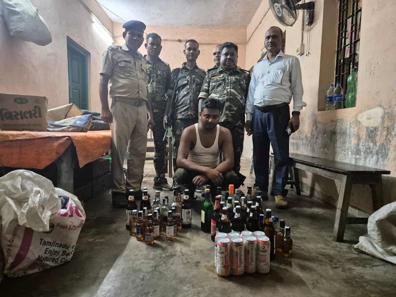 EXCISE RAID:झरिया और पुटकी में अवैध अंग्रेजी शराब बरामद..एक धंधेबाज गिरफ़्तार,दूसरा फरार..केस दर्ज …