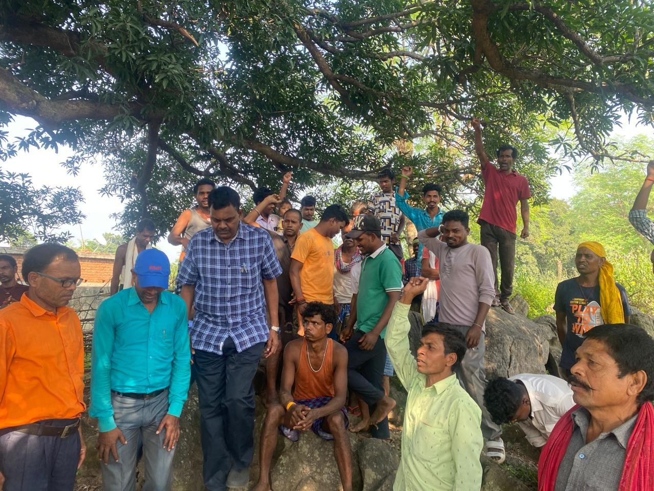 डा.लंबोदर महतो ने झुमरा पहाड़ पर चलाया जनसंपर्क अभियान..काम के आधार पर मांगा आशीर्वाद…