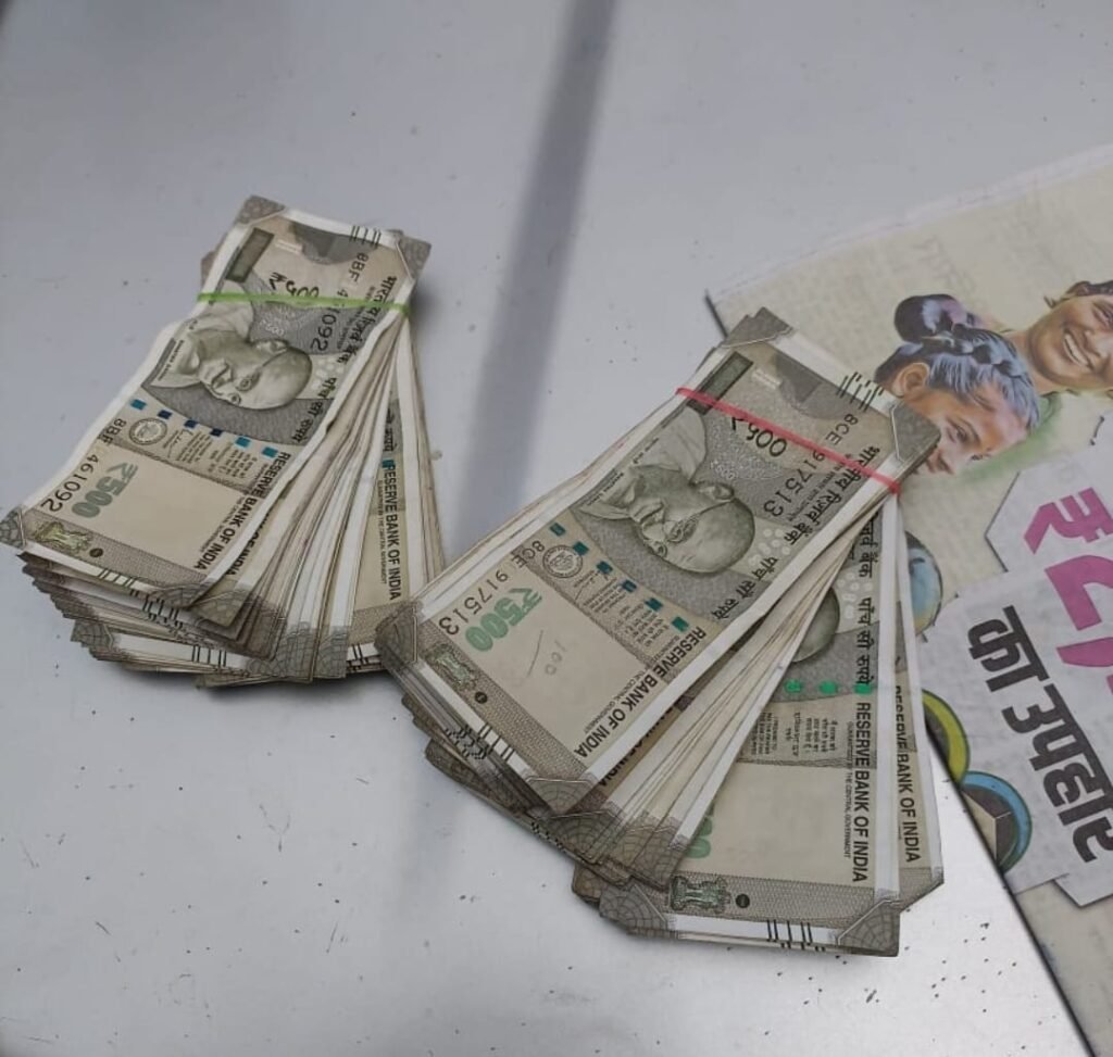 3 मोटरसाइकिल से 2.66 लाख रुपये बरामद…