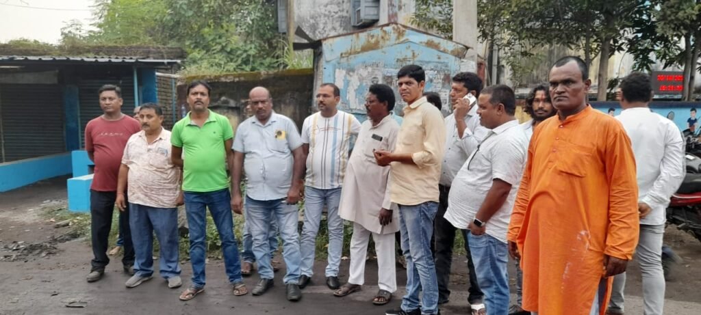 नियोजन की मांग को लेकर यूनियन के नेताओं के साथ पीड़ित परिवार ने बीसीसीएल के कोलियरी कार्यालय के समक्ष पार्थिव शरीर लेकर किया हंगामा…