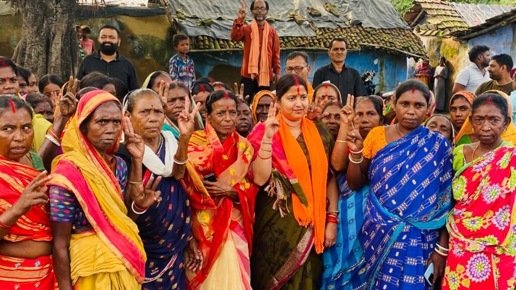 भाजपा प्रत्याशी रागिनी सिंह ने चलाया जनसंपर्क ..   मासस नेत्री पार्वती देवी अपने सैकड़ों समर्थक महिलाओं के साथ थामा भाजपा का दामन वहीं रागिनी सिंह ने माला पहनाकर किया स्वागत झरिया…