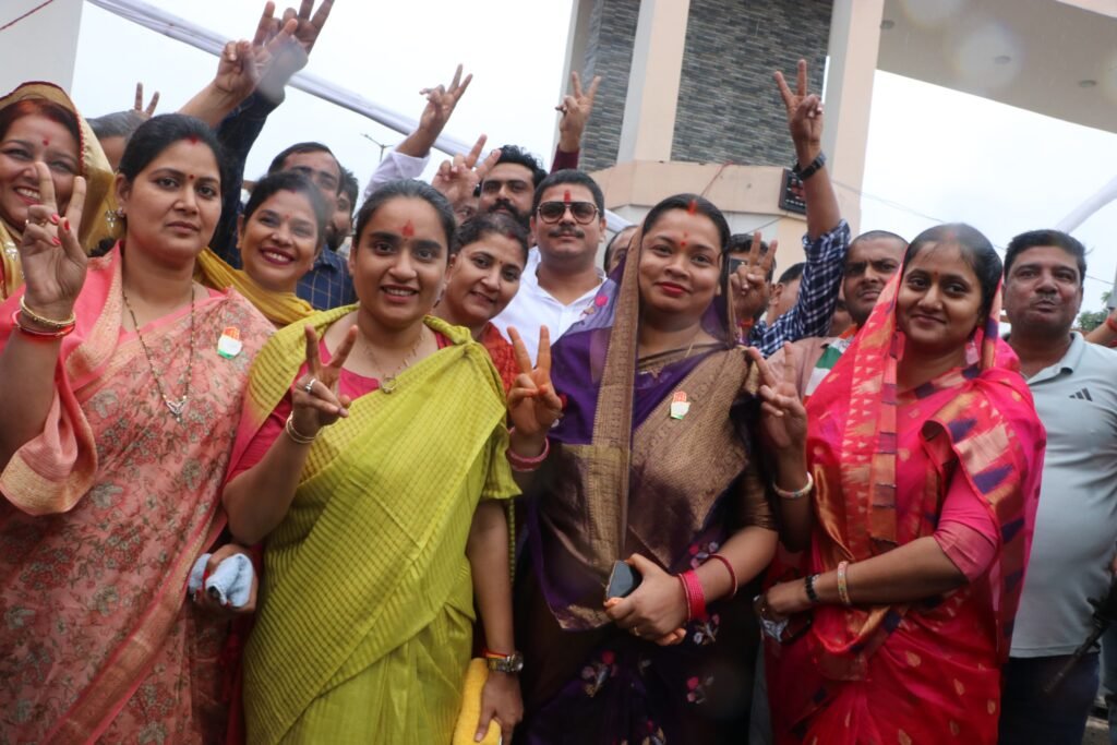 कांग्रेस विधायक पूर्णिमा नीरज सिंह ने अपने सैकड़ो समर्थकों के साथ धनबाद समाहरणालय पहुंच नामांकन पत्र किया दाखिल…