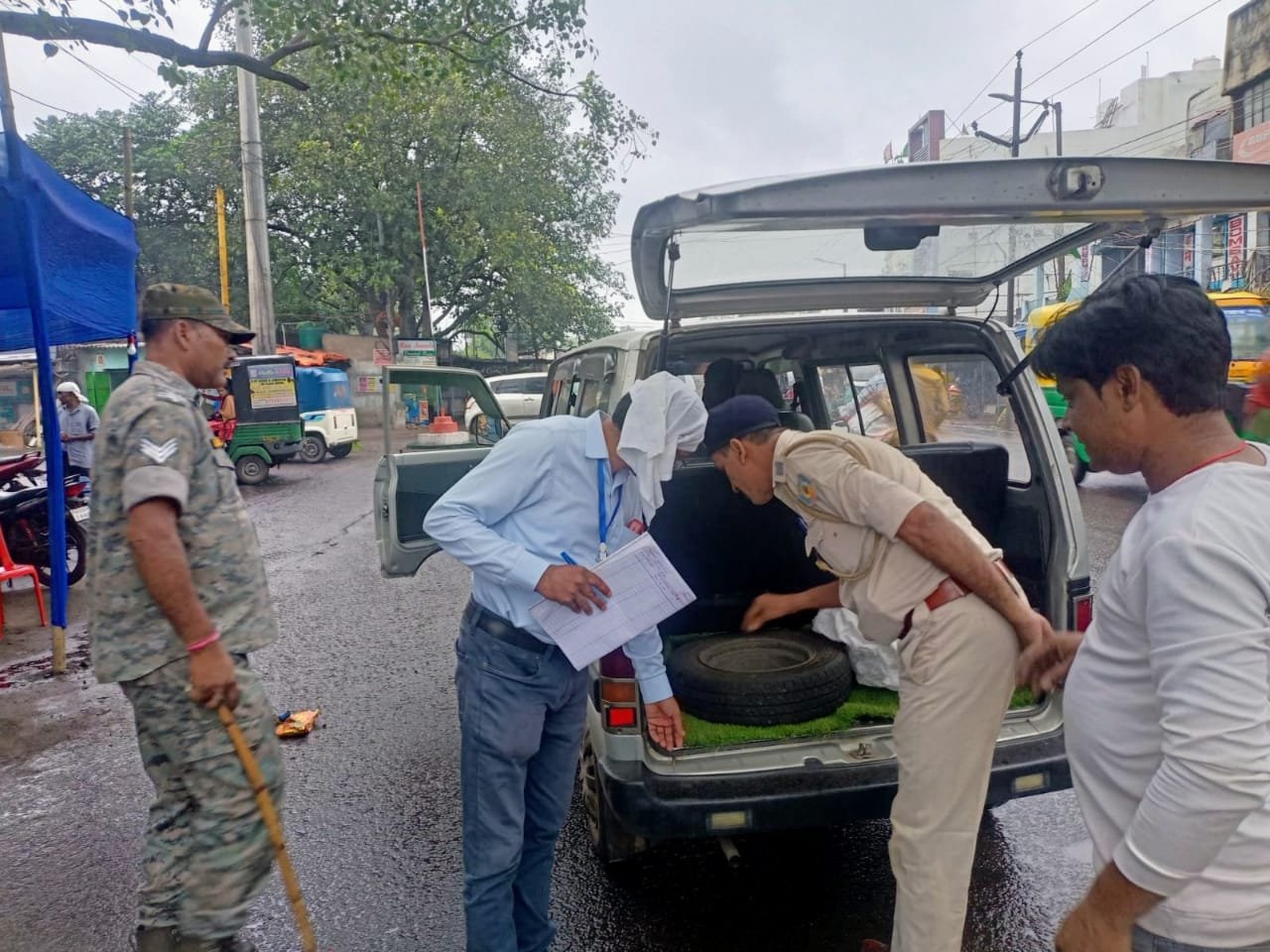 2.6 किलो चांदी के जेवर सहित 12 लाख से अधिक नगद राशि बरामद…