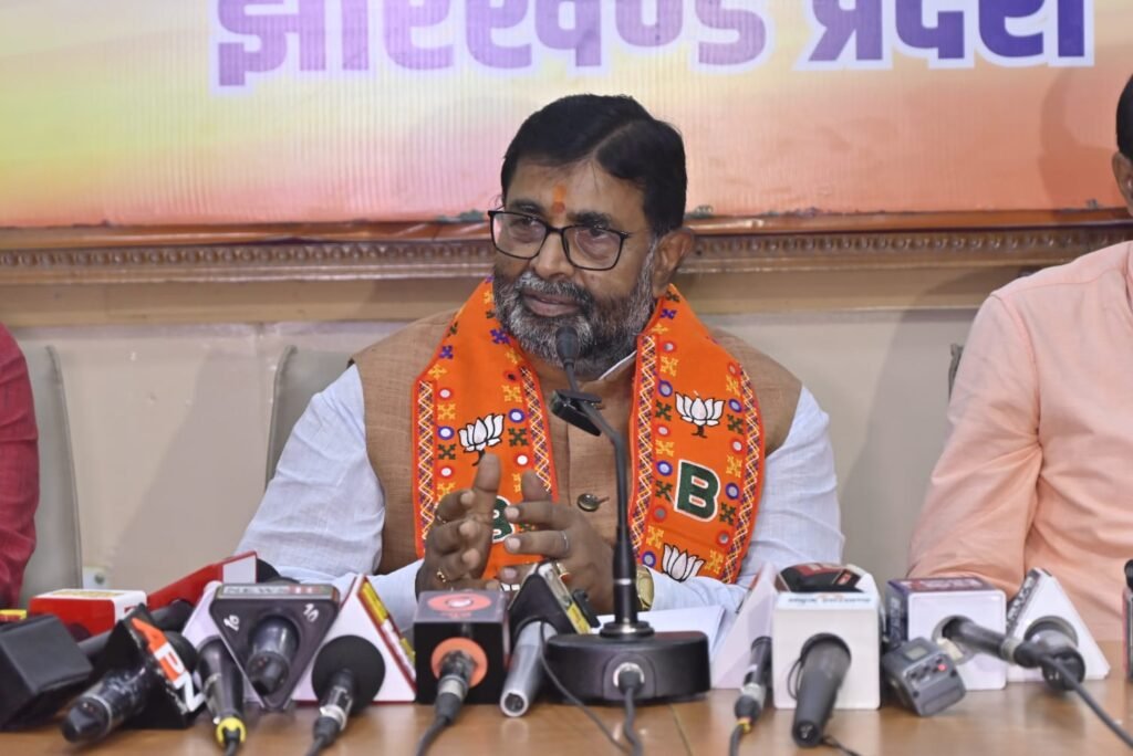 सत्ता के लिए इंडी गठबंधन के लोग गिद्धों की तरह लड़ रहे हैं : डॉ रविंद्र राय…