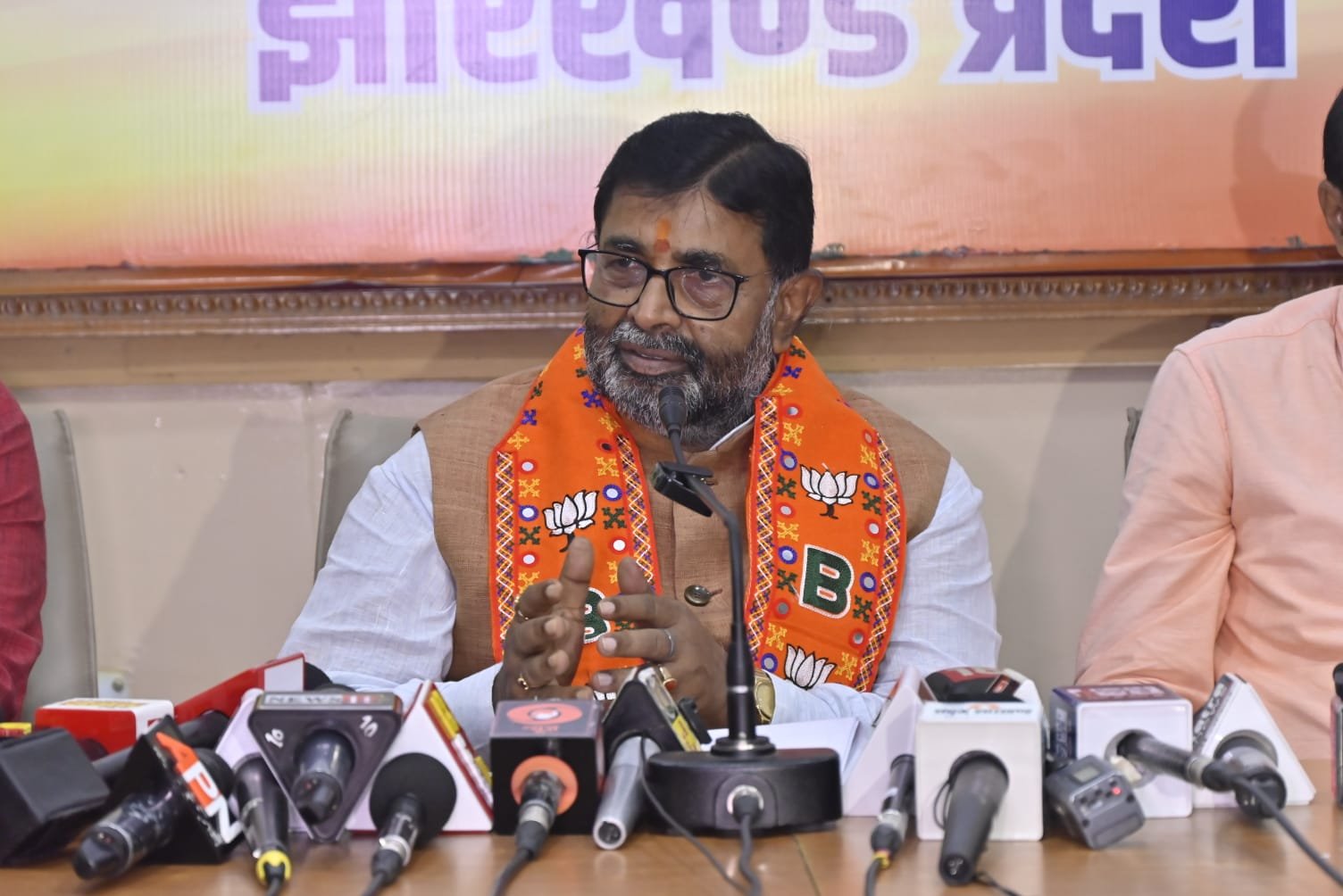 सत्ता के लिए इंडी गठबंधन के लोग गिद्धों की तरह लड़ रहे हैं : डॉ रविंद्र राय…