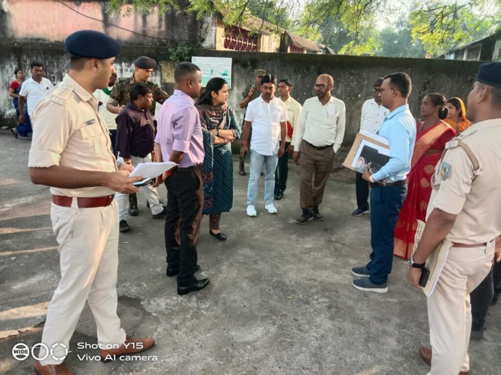 DC एवं SSP ने किया बाघमारा क्षेत्र के वल्नरेबल बूथ का निरीक्षण