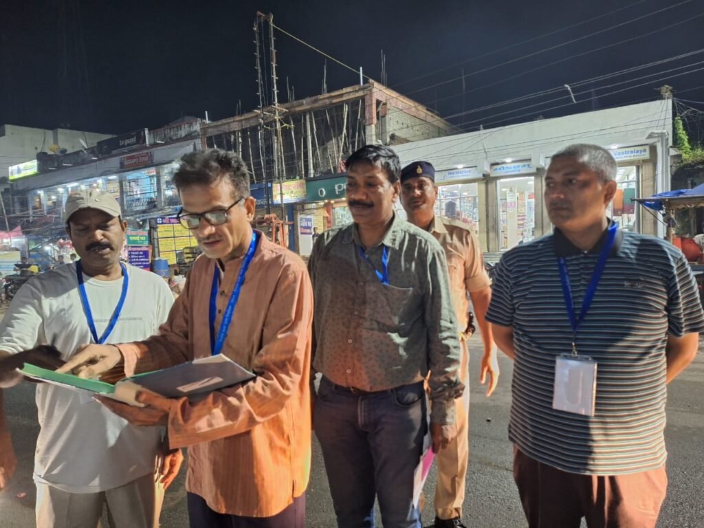 व्यय प्रेक्षक ने किया बलियापुर चेक पोस्ट का निरीक्षण..वाहनों की कड़ाई से जांच करने का दिया निर्देश…