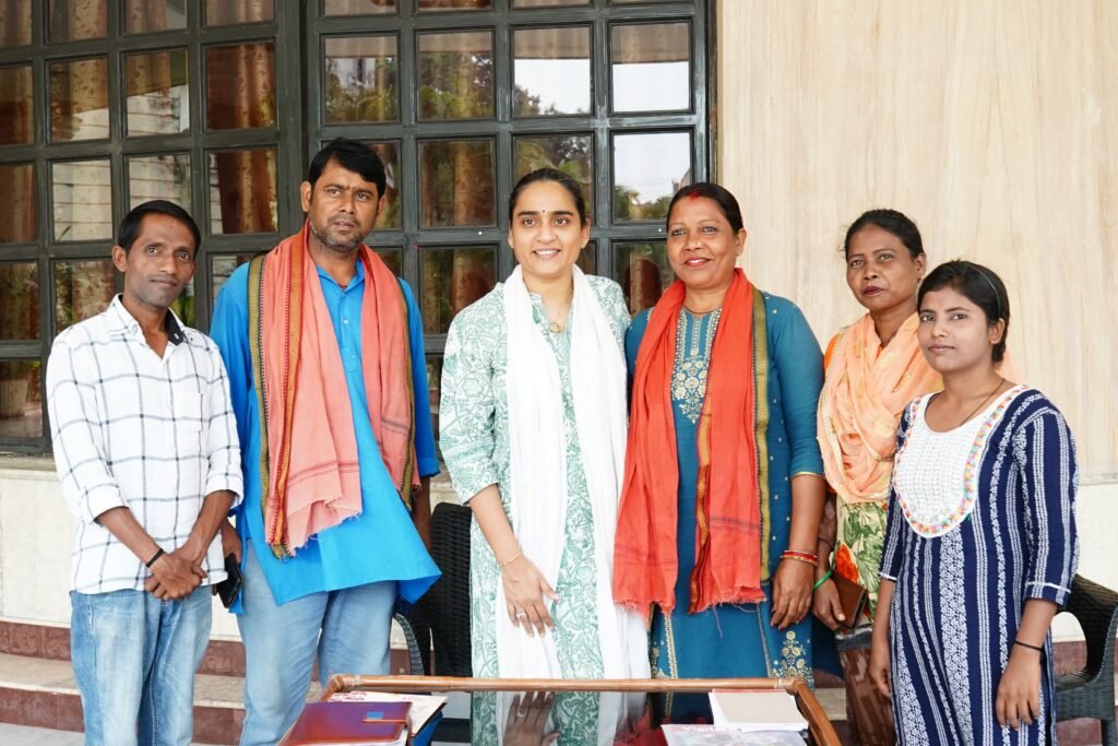 दीपावली व छठ पर  झारखंड सांस्कृतिक रंग मंच के कलाकारों ने झरिया MLA पूर्णिमा  सिंह के आवासीय कार्यालय में मुलाकात कर दिया शुभकामनाएं…