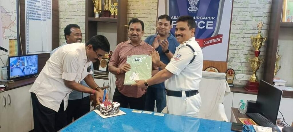 थाने मे मनाया पुलिस अधिकारी ने एक तृणमूल नेता का जन्मदिन, फोटो वायरल…