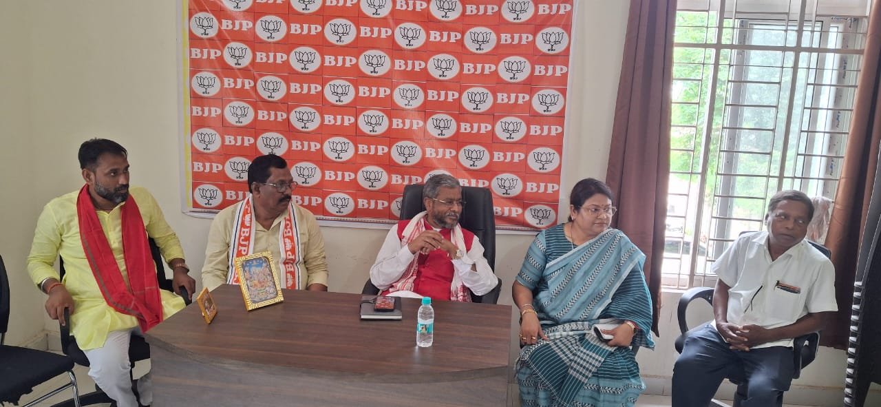 भाजपा पार्टी कार्यालय में प्रदेश अध्यक्ष बाबूलाल मरांडी पहुंचे..आदिवासी कार्यकर्ता के साथ की  बैठक…