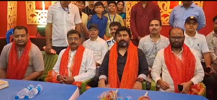 पाकुड़ लोकसभा क्षेत्र के जेएमएम सासद विजय हाॅसदा ने शहर के विभिन्न पूजा पंडालो में जाकर माॅ दुर्गा की दर्शन किया…