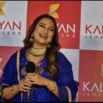 अपने पिता के संसदीय क्षेत्र आसनसोल पहुँची बॉलीवुड की दबंग गर्ल सोनाक्षी सिन्हा…फ़िल्मी गाने पर डांस कर लोगों का किया मनोरंजन…