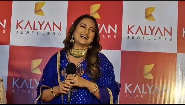 अपने पिता के संसदीय क्षेत्र आसनसोल पहुँची बॉलीवुड की दबंग गर्ल सोनाक्षी सिन्हा…फ़िल्मी गाने पर डांस कर लोगों का किया मनोरंजन…