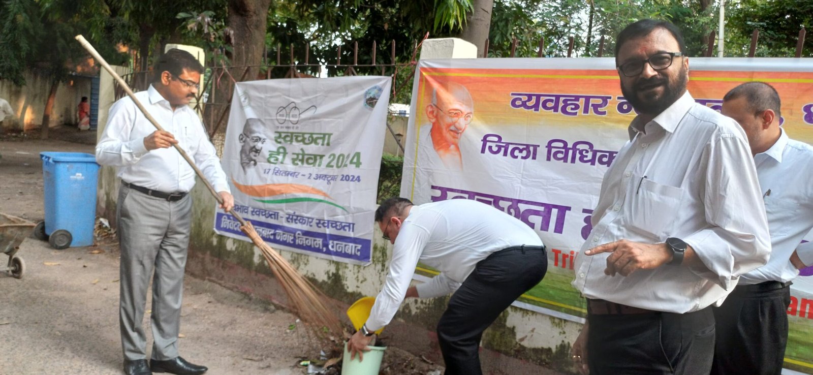 CIVIL COURT में न्यायाधीशों ने की साफ सफाई,स्वच्छता हमारे आदत में शामिल होना चाहिए:- जिला जज