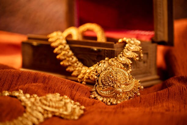 GOLD RATE TODAY :नवरात्रि में बढ़ रहे सोना-चांदी के भाव, जानें क्या है 22 कैरेट गोल्ड रेट…