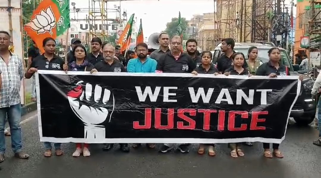 बंगाल मे हुई नाबालिक छात्रा के साथ रेप और हत्या की घटना के बाद न्याय के लिये सड़क पर उत्तरी भाजपा ,बांगला निजेर मेय के चाए तृणमूल के चुनावी स्लोगन को भाजपा ने अपना बनाया अपना हथियार…