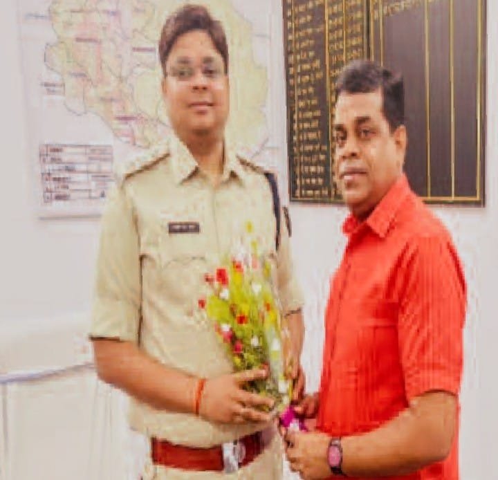 सिन्दरी में नए अनुमंडल पुलिस पदाधिकारी आशुतोष कुमार सत्यम को अनुमंडल पुलिस पदाधिकारी भूपेंद्र प्रसाद रावत ने गुलदस्ता देकर बधाई एवं शुभकामनाएं दी…